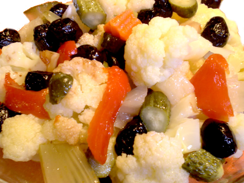 Ricetta dell'insalata di rinforzo tipica di Napoli a Natale | Alimentipedia.it