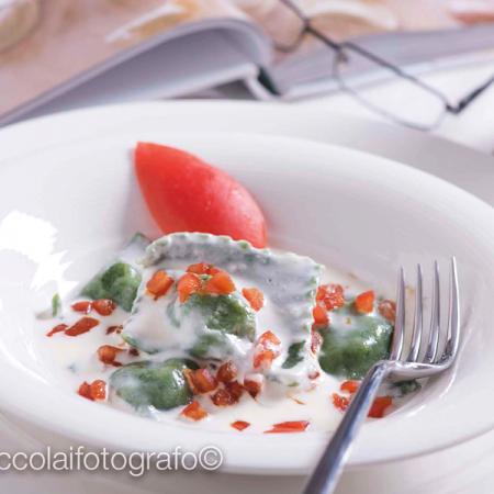 Ravioli verdi con patate, crema di parmigiano ed essenza di fichi