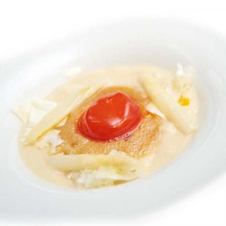 Tuorlo d'uovo marinato con fonduta leggera di parmigiano