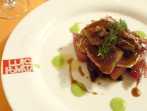 Filetto di tonno rosso di carloforte scottato in padella con cipolla rossa brasata, salsa al cannonau.