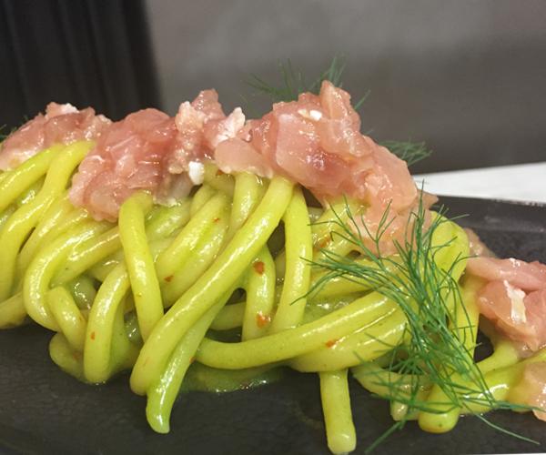 Piatto di Dino De Bellis: spaghetti aglio e olio con estratto di lattuga e crudo di ricciola