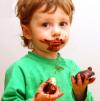 Bambino che mangia il cioccolato