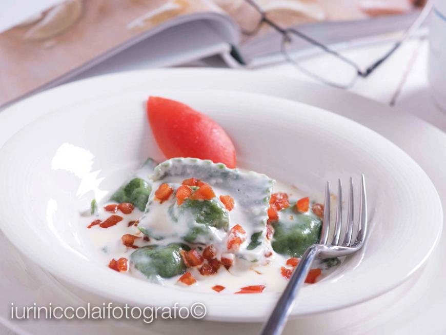Ravioli verdi con patate, crema di parmigiano ed essenza di fichi