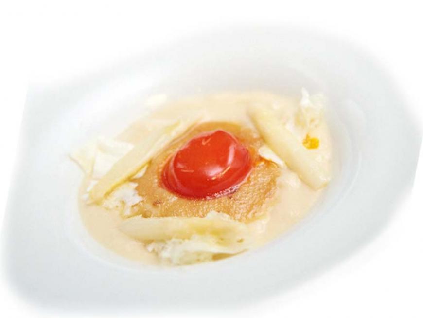 Tuorlo d'uovo marinato con fonduta leggera di parmigiano
