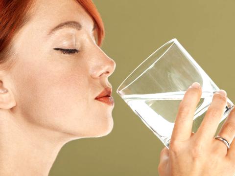 Perché bere fa bene? Ecco 5 benefici dell'acqua