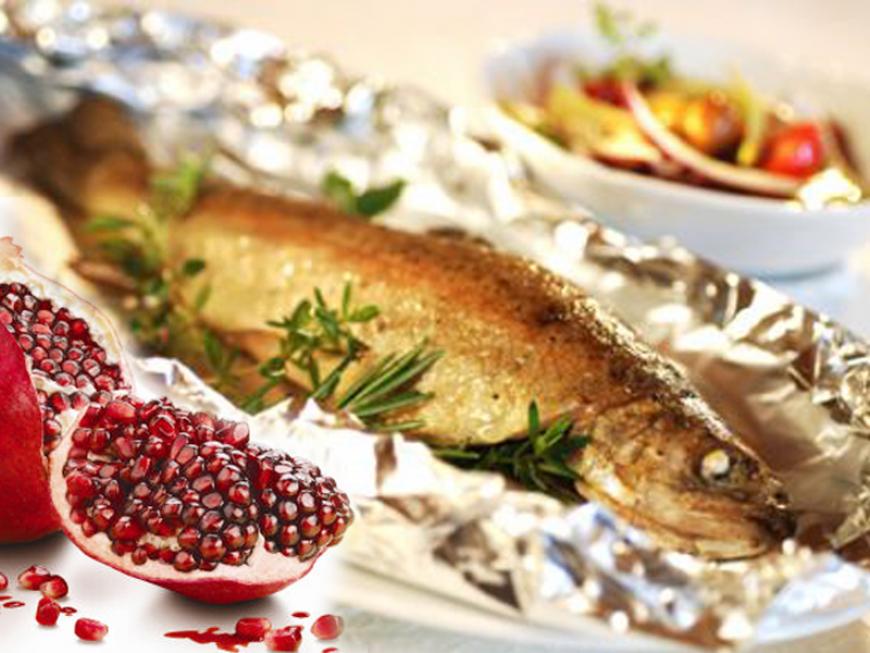 Branzino o spigola al cartoccio con melagrana