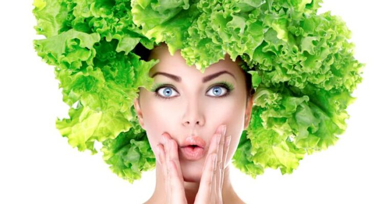 Anche l’alimentazione contribuisce al benessere dei capelli. Ecco quali cibi scegliere