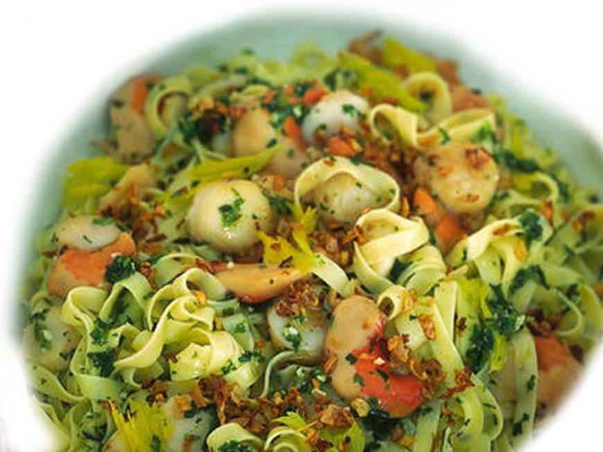Tagliatelle con capesante e pesto di sedano