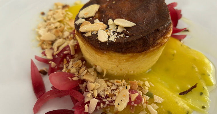 Flan al parmigiano con coulis allo zafferano e cipolle caramellate