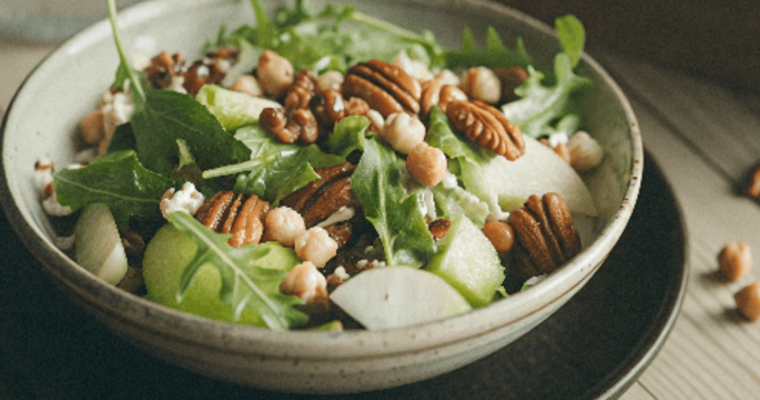 Insalata di ceci con mela e noci pecan