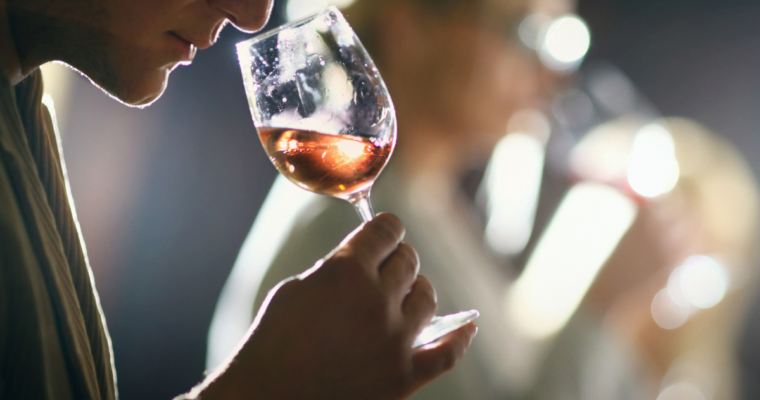 Come degustare il vino: i tre passaggi fondamentali (vista, olfatto, gusto)