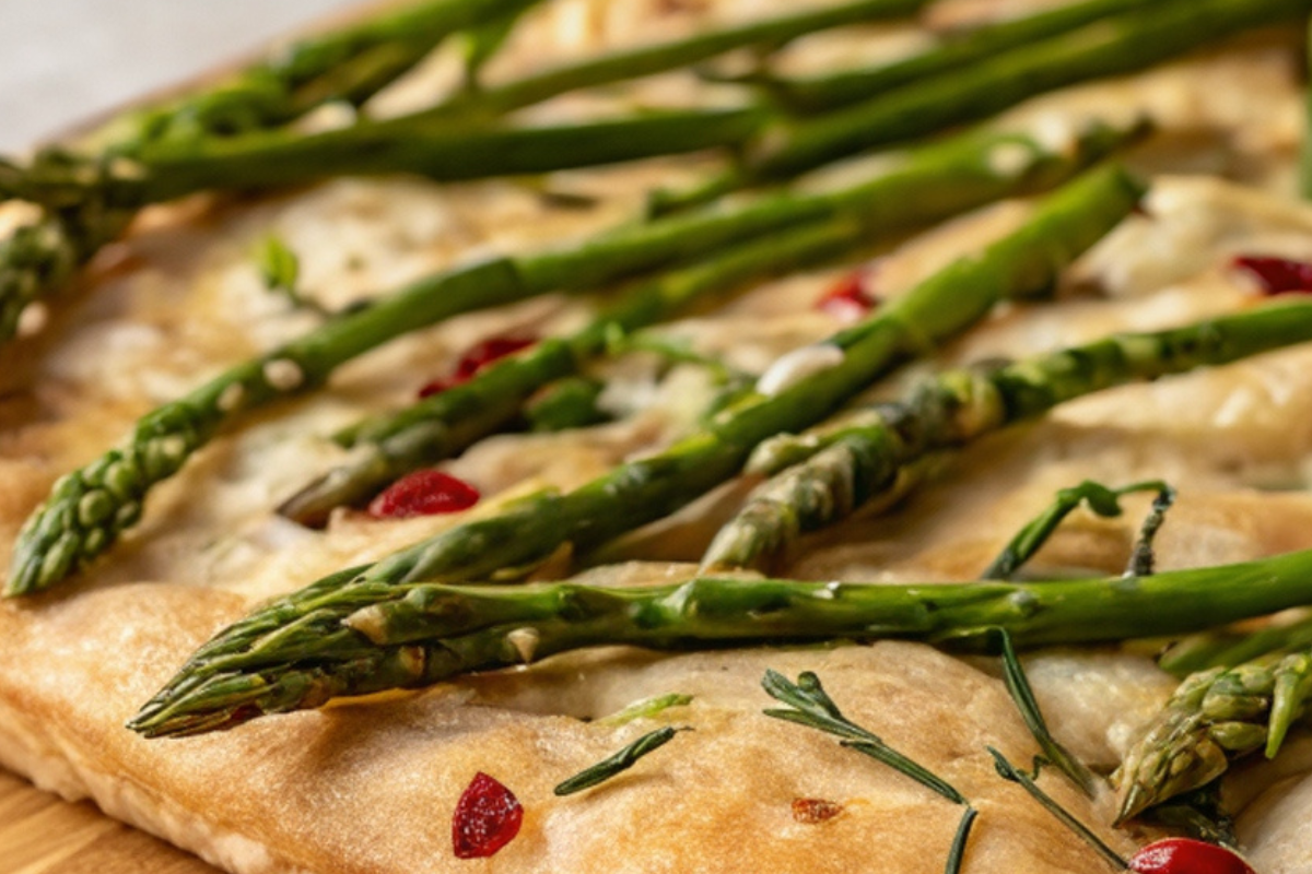 Focaccia con asparagi selvatici, cipolle e pomodori secchi