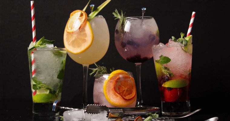 5 cocktail rinfrescanti da preparare quest’estate (e cosa possono sostituire nella tua alimentazione)