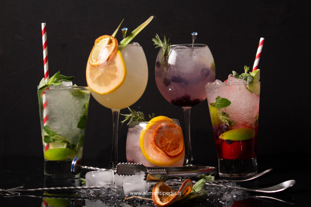 5 cocktail rinfrescanti da preparare quest’estate (e cosa possono sostituire nella tua alimentazione)