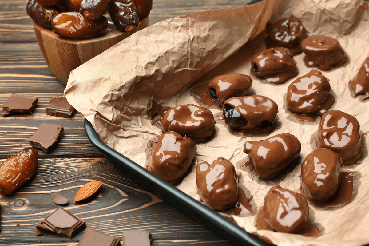 Datteri ripieni e ricoperti di cioccolato fondente