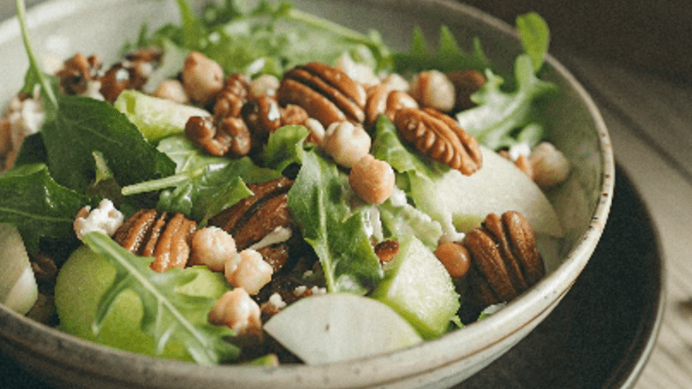 Insalata di Ceci con Mele e Noci Pecan