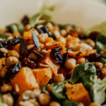 Insalata di ceci con patate dolci al forno, uvetta e spinacino