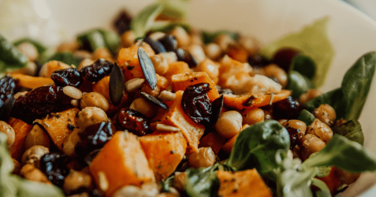 Insalata di ceci con patate dolci al forno, uvetta e spinacino