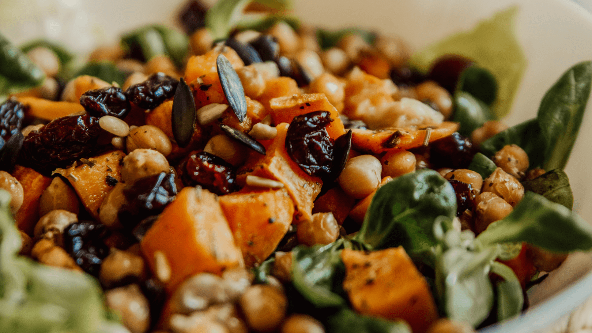 Insalata di ceci con patate dolci al forno, uvetta e spinacino