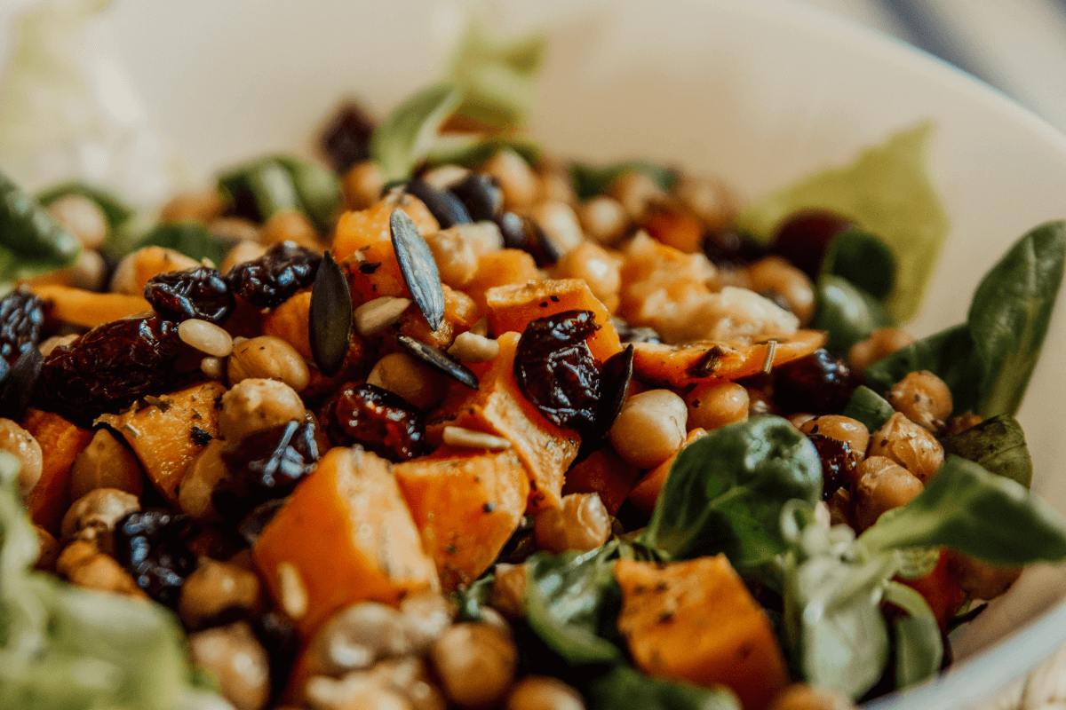 Insalata di ceci con patate dolci e uvetta