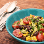 Insalata di fagioli rossi, avocado, pomodorini e lime