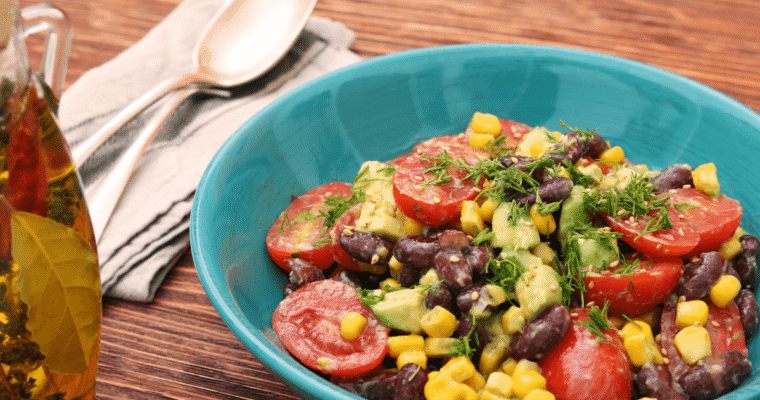 Insalata di fagioli rossi, avocado, pomodorini e lime