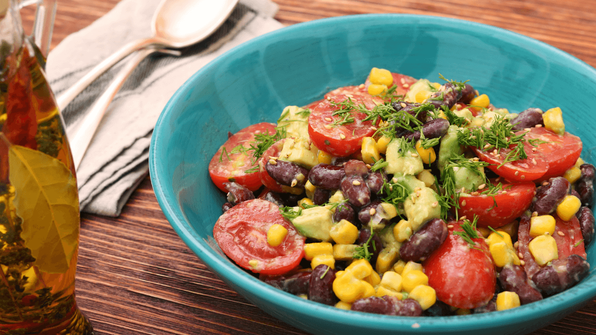 Insalata di fagioli rossi, avocado, pomodorini e lime