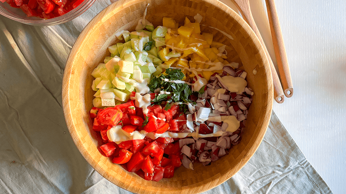 Insalata di lenticchie con mango, cetriolo pomodoro, cipolla e prezzemolo