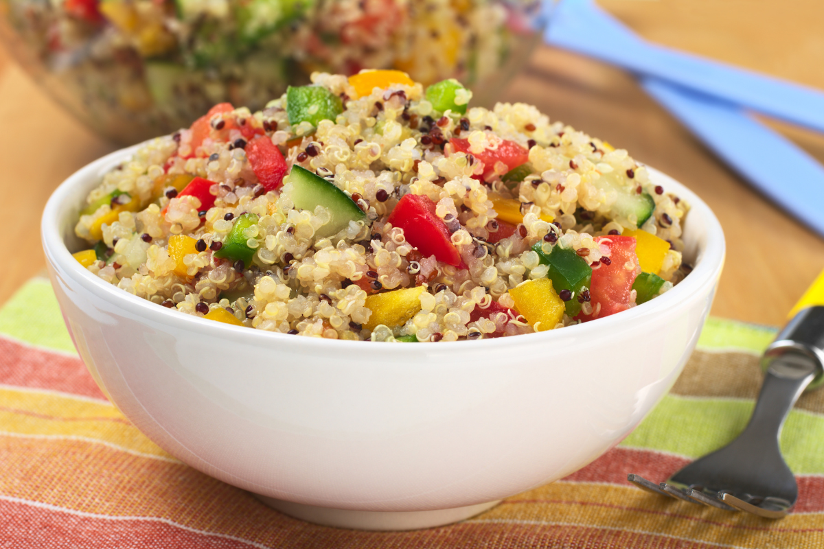 Bowl di quinoa con hummus e verdure