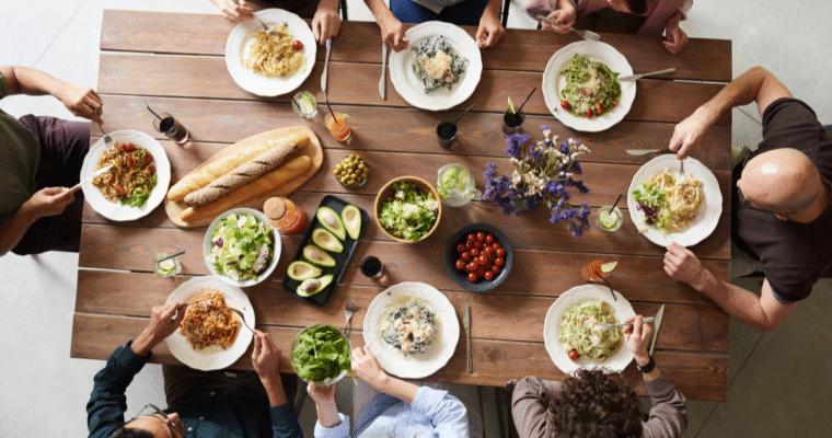 Cos’è il social eating? Il significato e l’importanza di condividere il cibo nella nuova era digitale