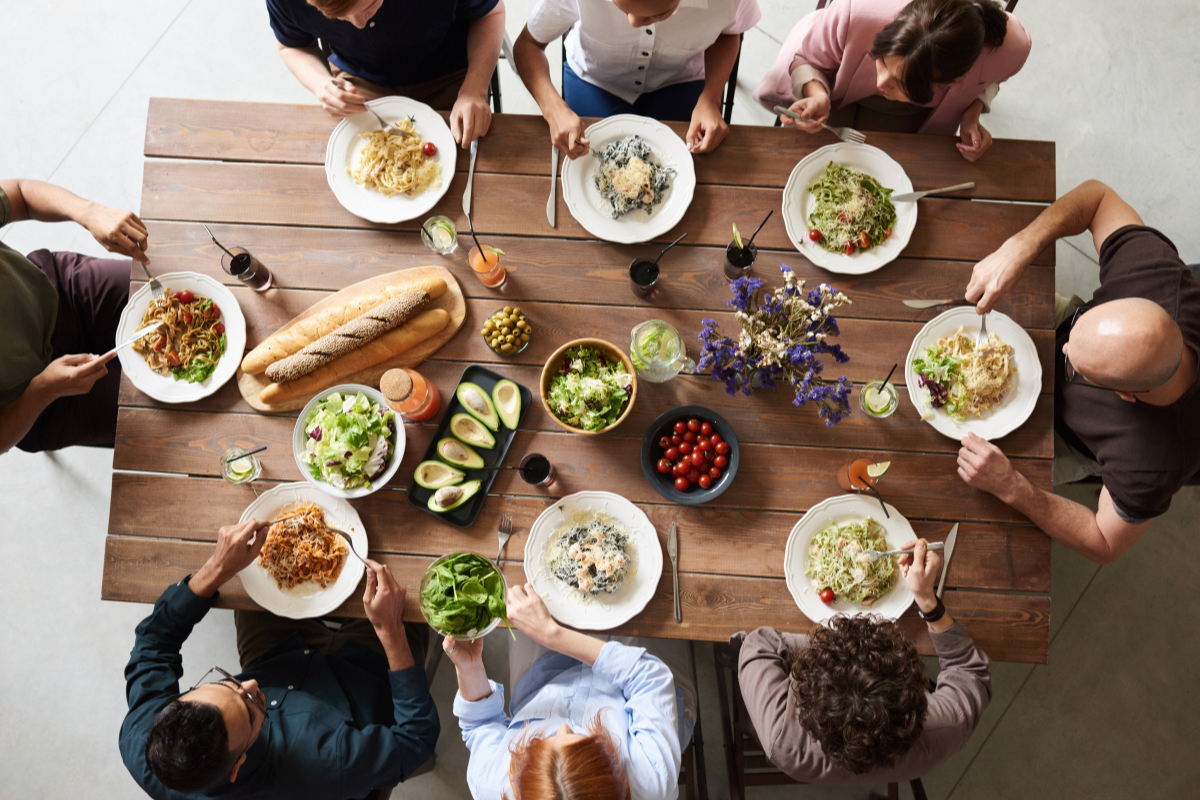 Cos’è il social eating? Il significato e l’importanza di condividere il cibo nella nuova era digitale