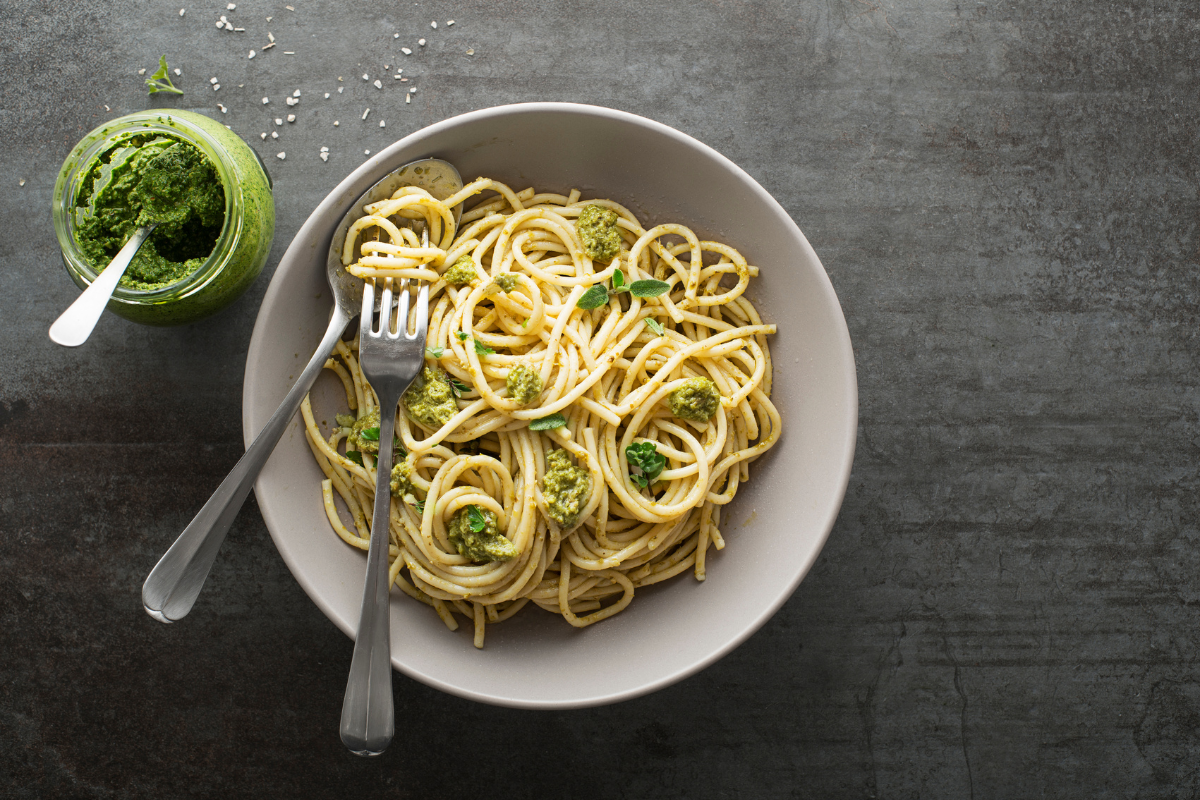 Spaghetti al pesto di menta, mandorle e lime