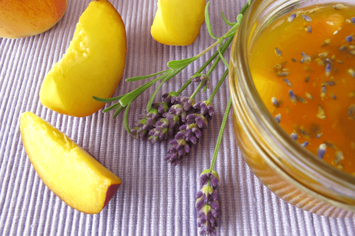 Confettura di pesche e lavanda fatta in casa