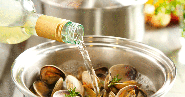 Il Vino in Cucina: Guida alla Scelta e all’Utilizzo Corretto per Sfumare, Marinare e Brasare