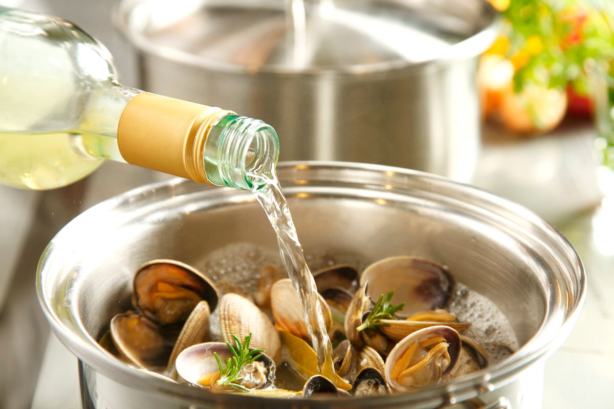 Il Vino in Cucina: Guida alla Scelta e all’Utilizzo Corretto per Sfumare, Marinare e Brasare