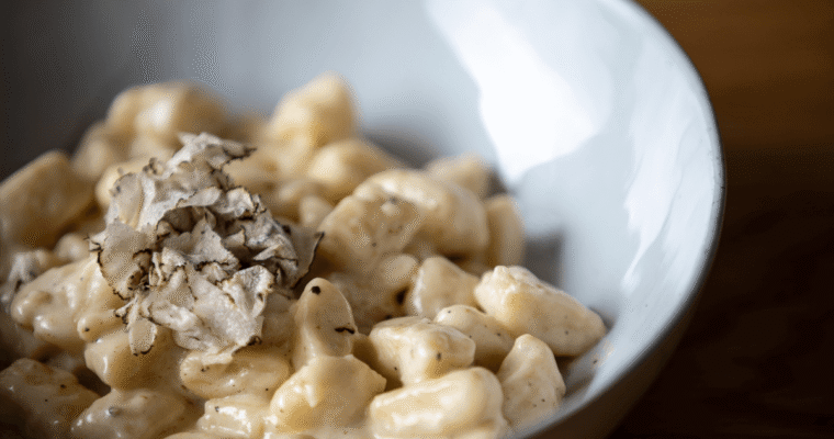 Gnocchi di patate con crema di anacardi e tartufo nero estivo