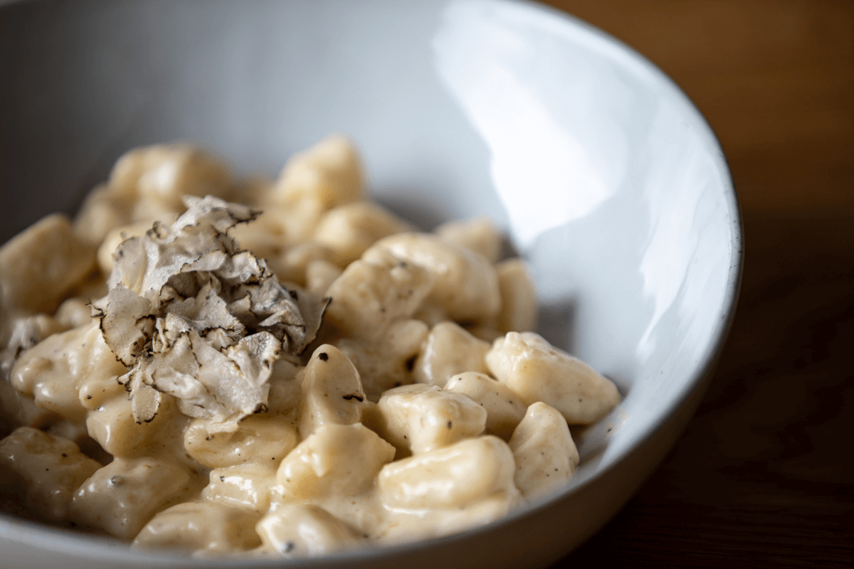 Gnocchi di patate con crema di anacardi e tartufo nero estivo