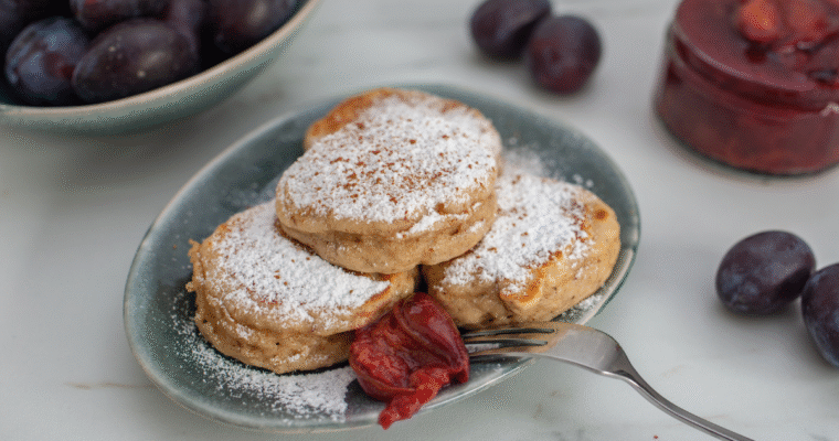 Pancakes integrali con composta di prugne e nocciole