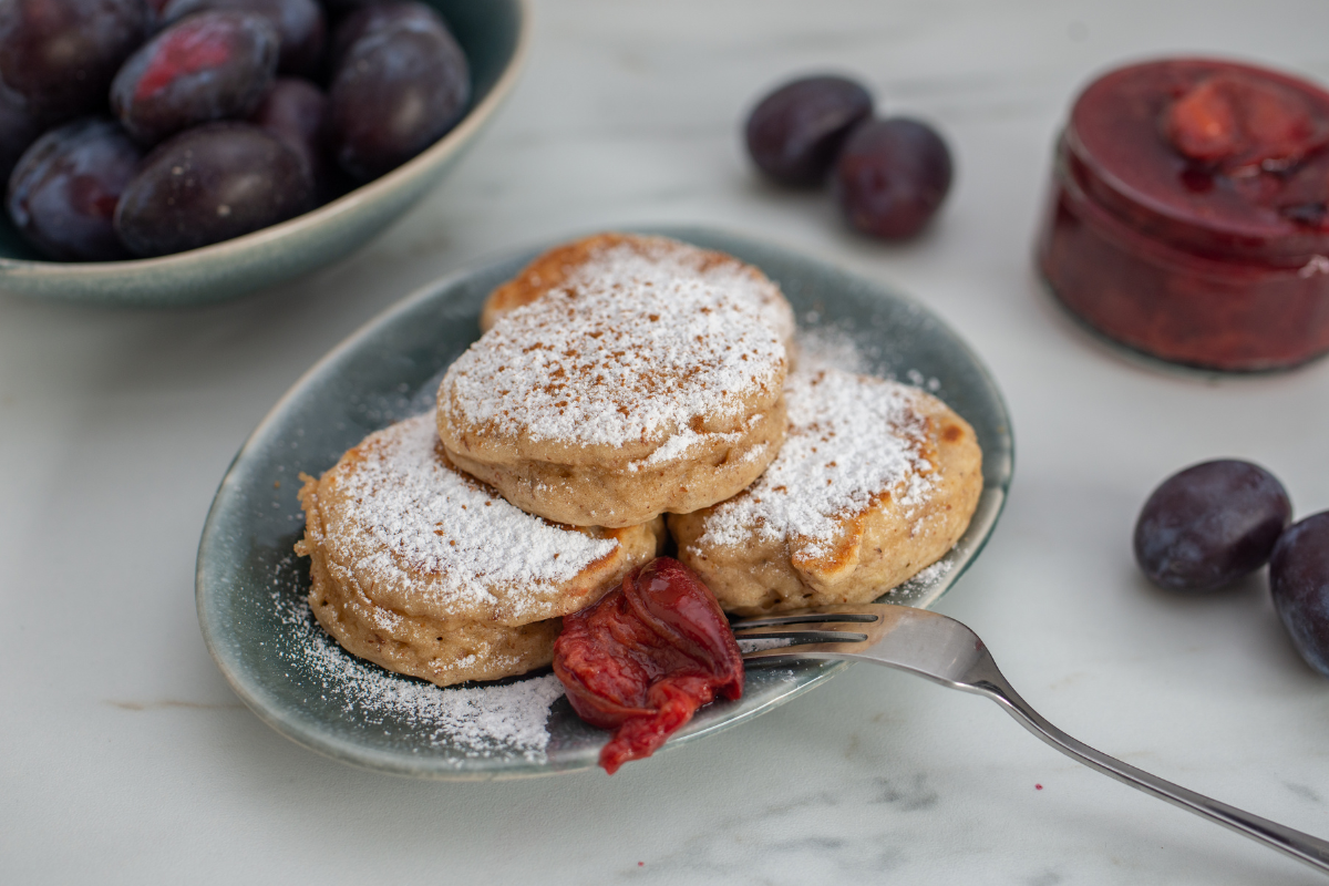 Pancakes integrali con composta di prugne e nocciole