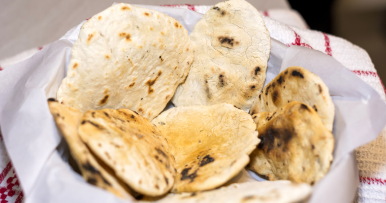 Pane azimo fatto in casa, la ricetta semplice e tradizionale senza lievito