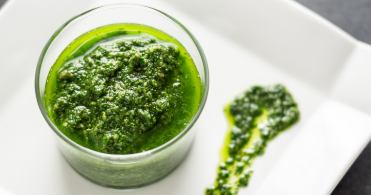 Pesto di rucola fatto in casa, la ricetta facile, profumata e pronta in 5 minuti