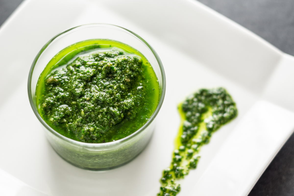 Pesto di rucola fatto in casa, la ricetta facile, profumata e pronta in 5 minuti