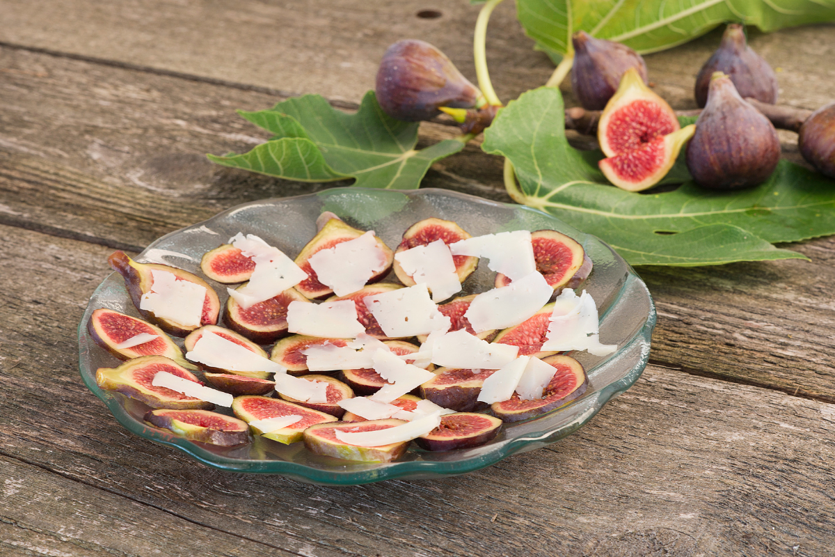 Carpaccio di fichi, nocciole e caprino: ricetta originale facile e veloce