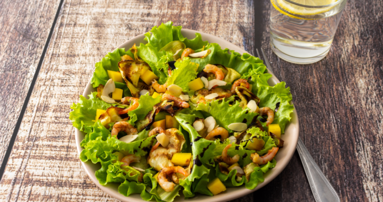 Insalata di mango e gamberi: ricetta originale fresca, leggera e tropicale