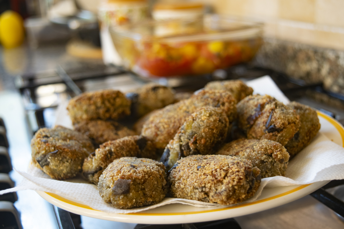 Polpette di melanzane originali la ricetta morbida e saporita della tradizione del Sud