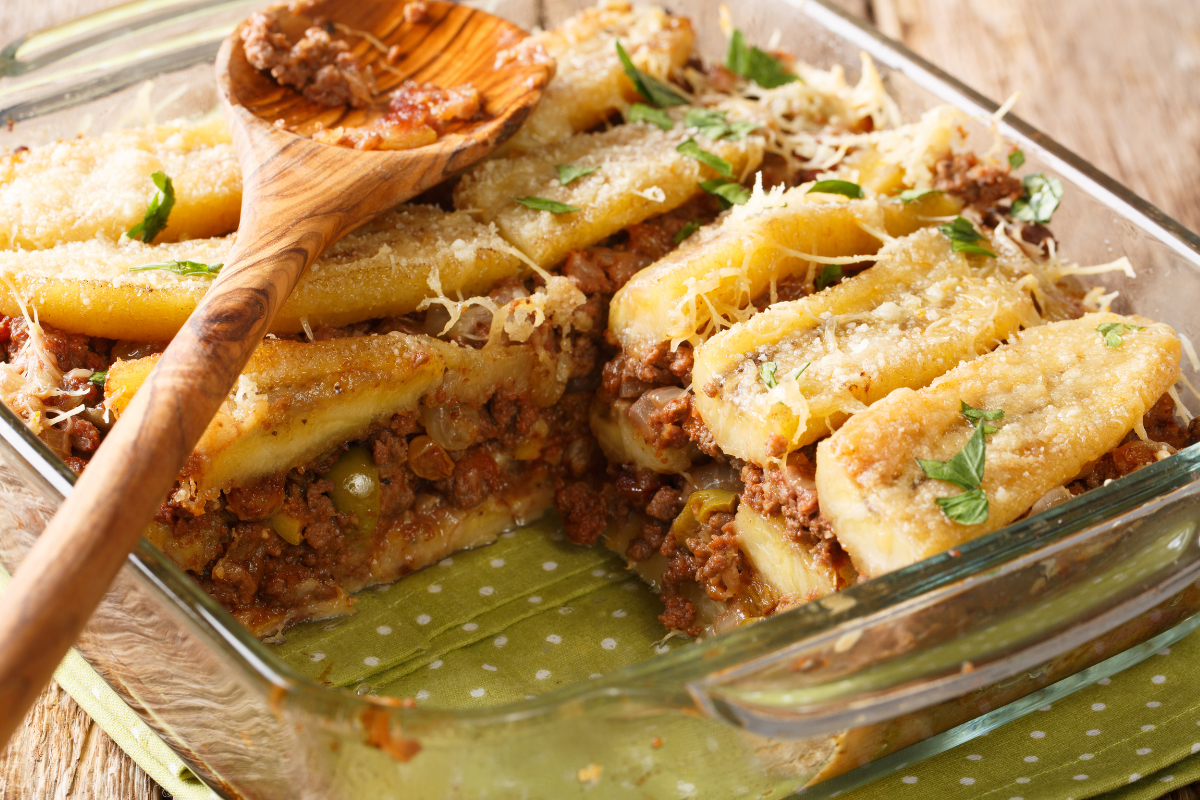 Pastelón portoricano: la ricetta originale della lasagna caraibica con platani dolci e carne speziata