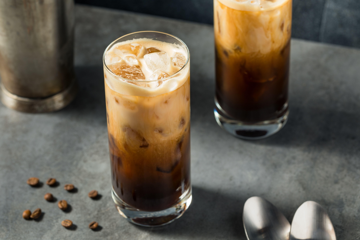 Caffè freddo shakerato: la ricetta originale del bar per farlo cremoso e spumoso in casa