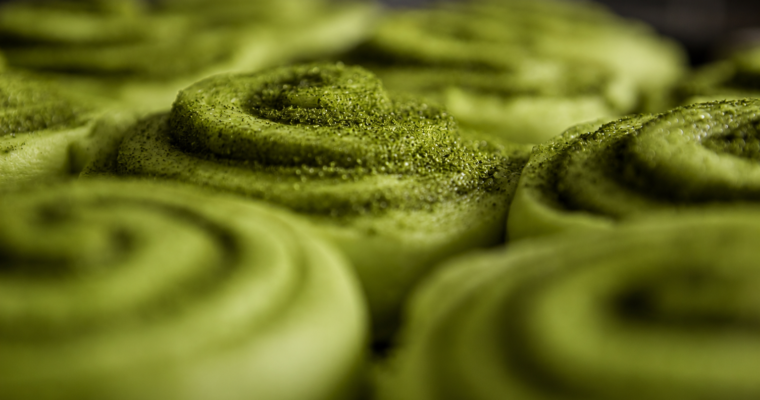 Cinnamon rolls al matcha: la ricetta originale soffice e profumata da fare in casa