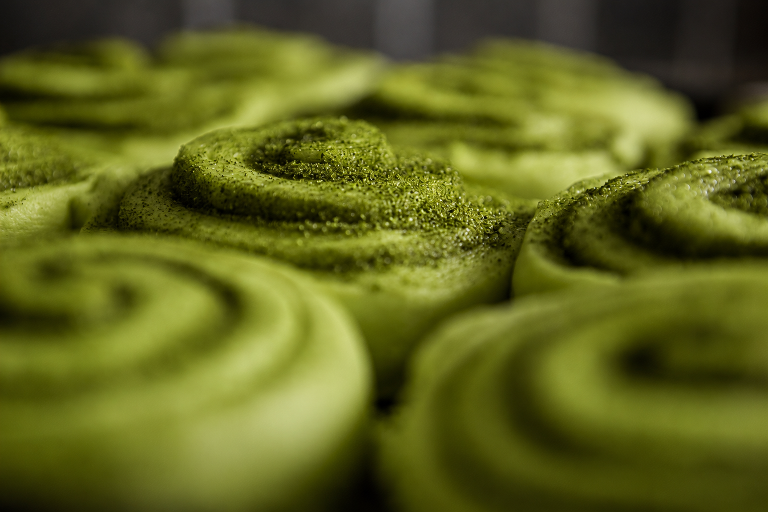 Cinnamon rolls al matcha: la ricetta originale soffice e profumata da fare in casa