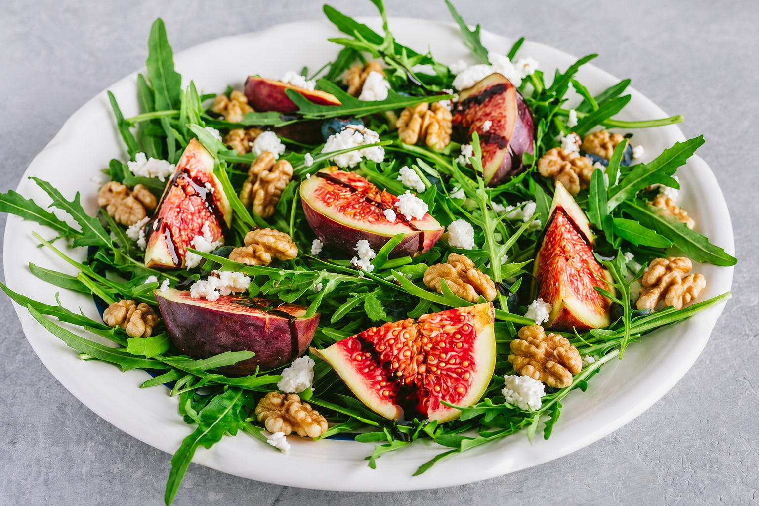 Insalata di fichi, caprino e noci con glassa di aceto balsamico